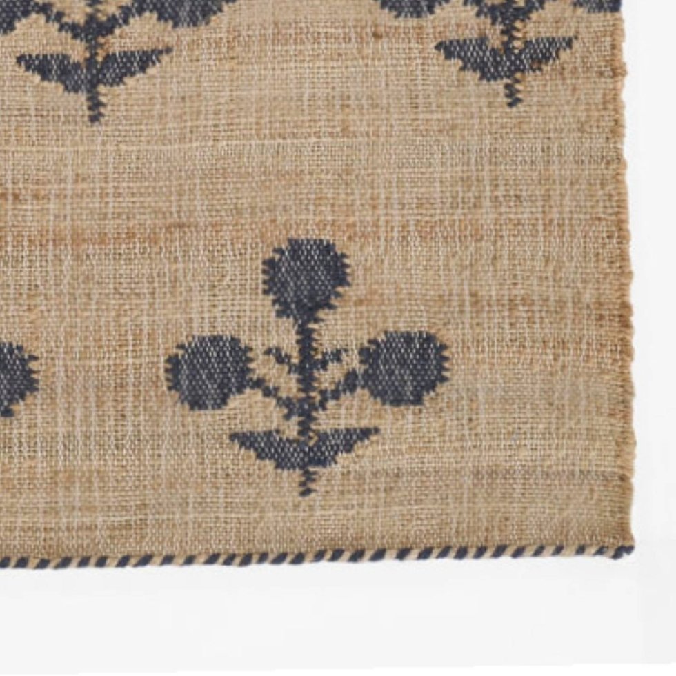 Black flower cotton and jute rug - Image 4