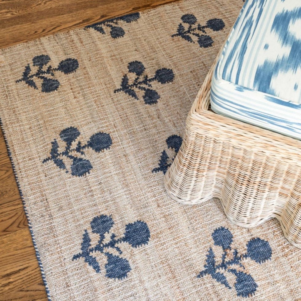 Black flower cotton and jute rug - Image 2