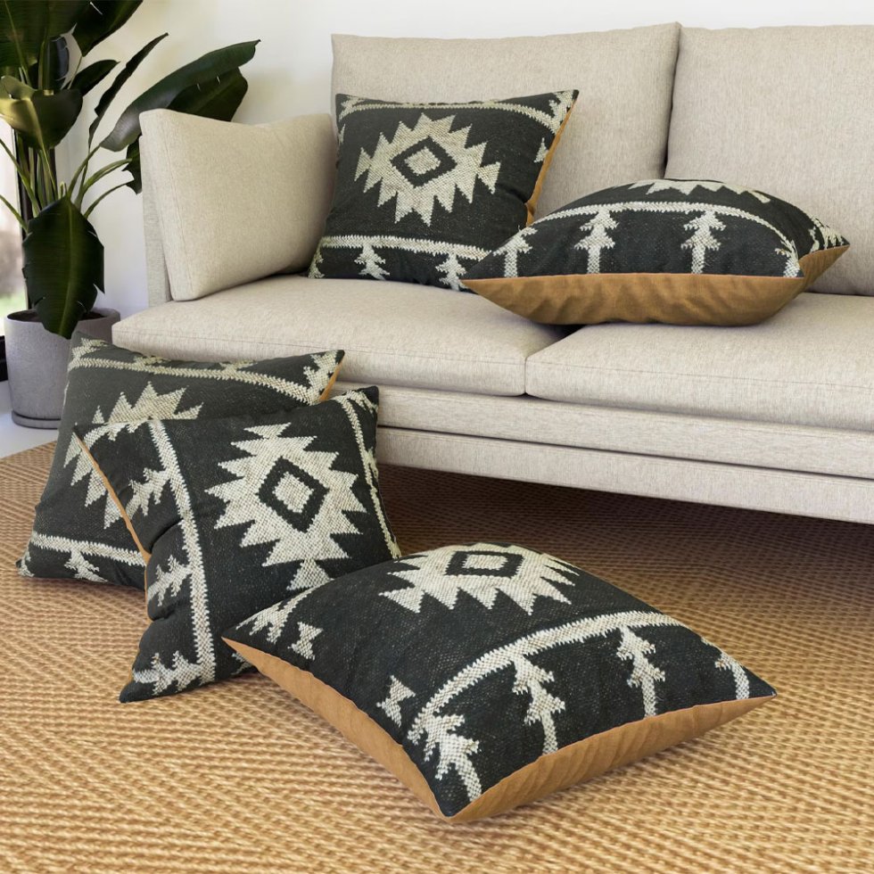 Black ornate wool and jute pillow - Image 3