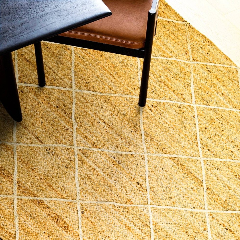 Braide jute rug with textured white diamond