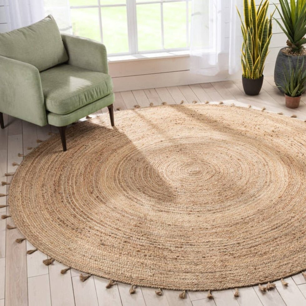 Braided round jute rug with tassels