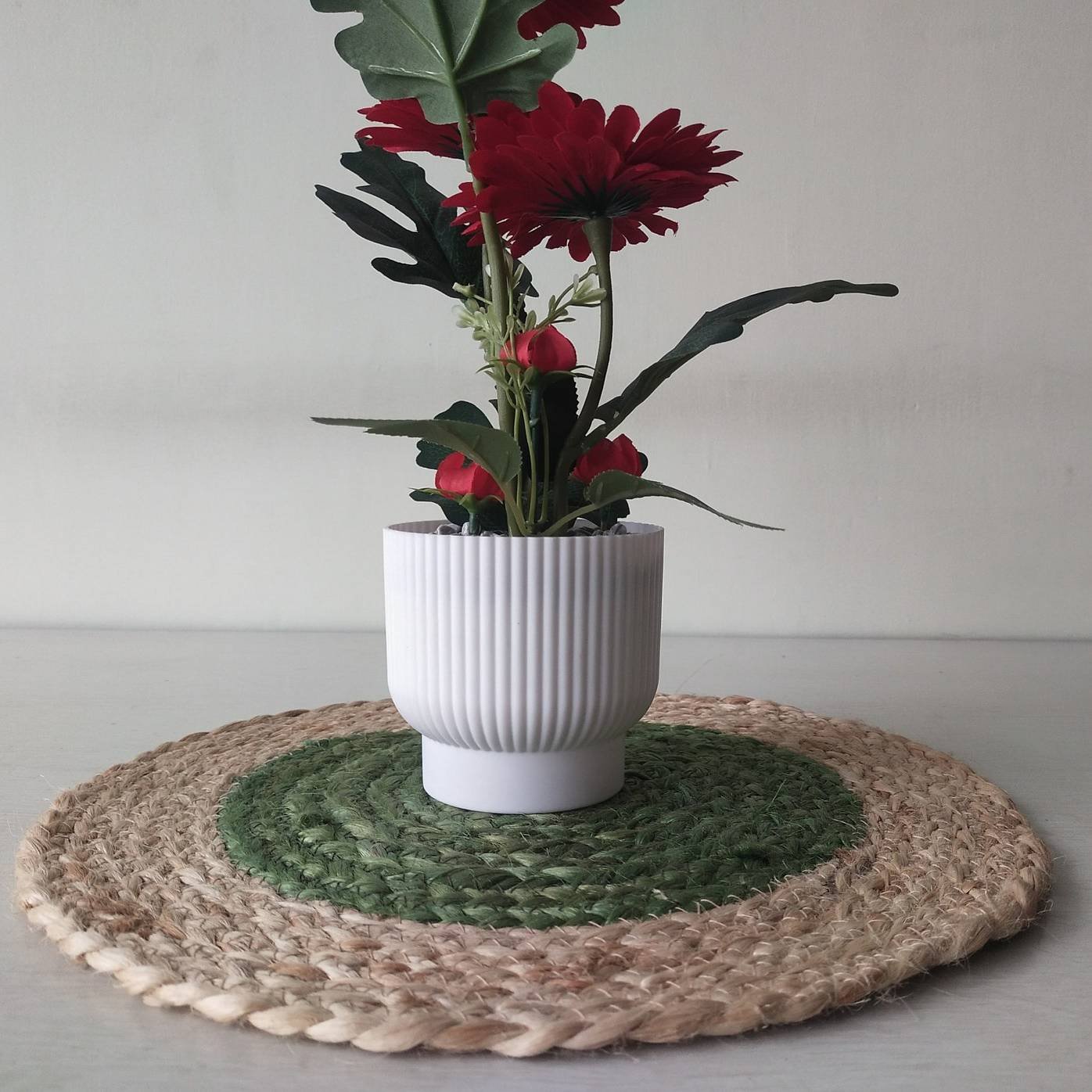 Green round jute placemats Green round jute placemats