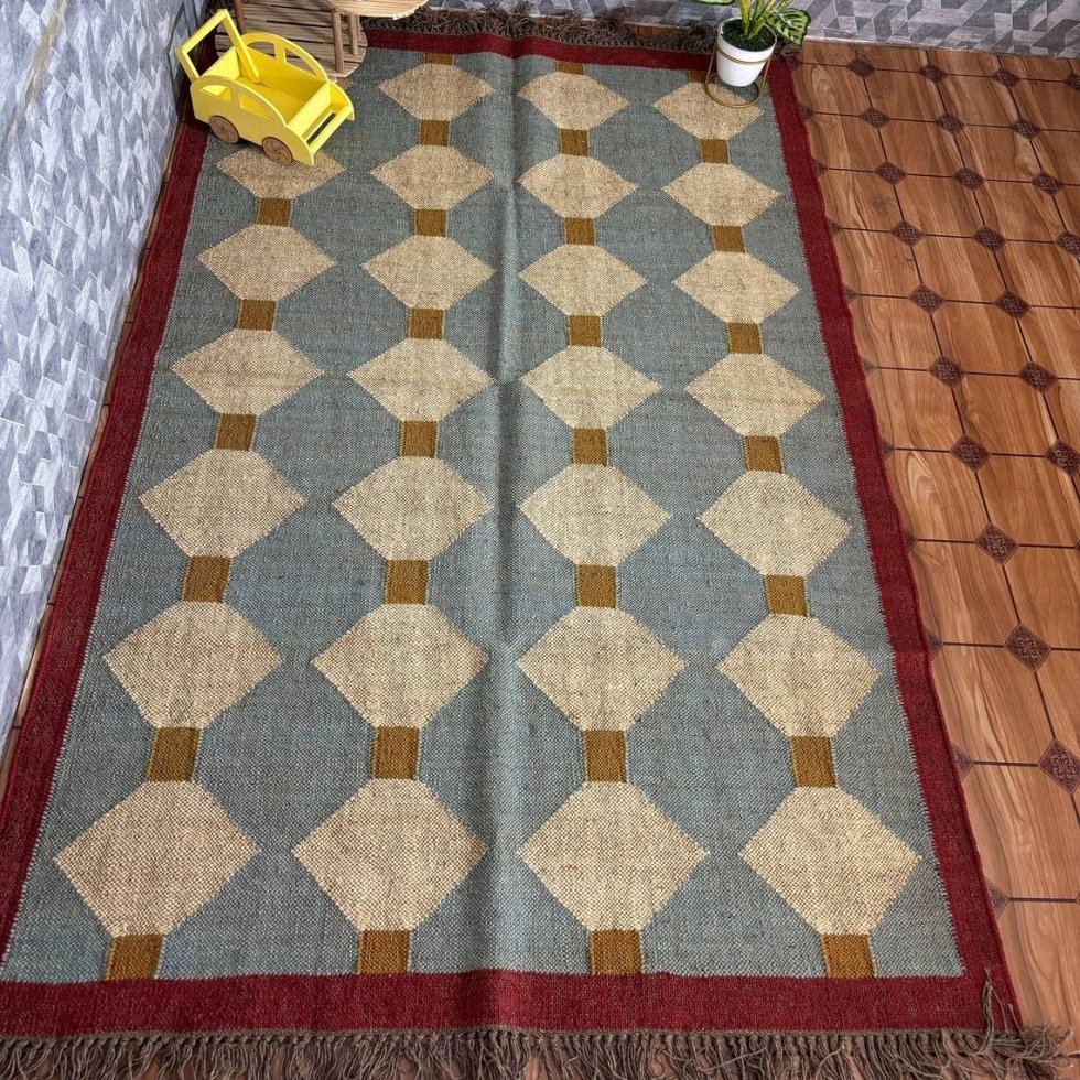 Green woven wool and jute rug