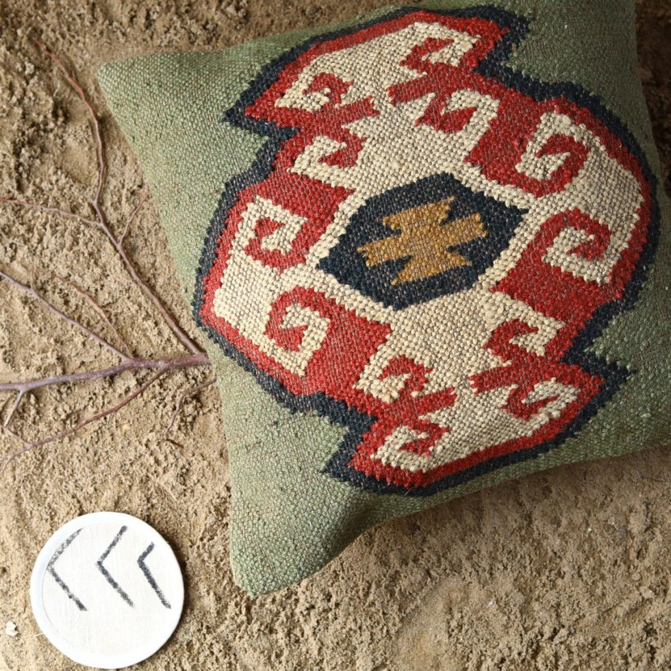 Handwoven wool and jute kilim pillow - Image 4