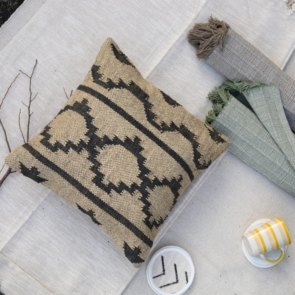 Ivory aztec wool and jute pillow - Image 3