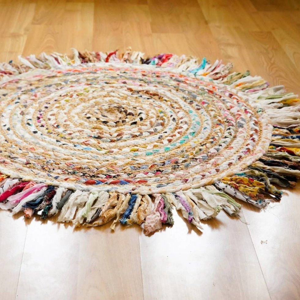 Round hand woven chindi jute rug