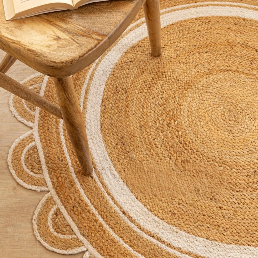 Round jute rug with scalloped edge - Image 2