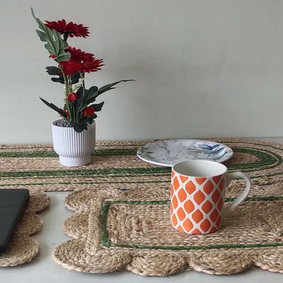 Scalloped and oval jute placemats - Image 3
