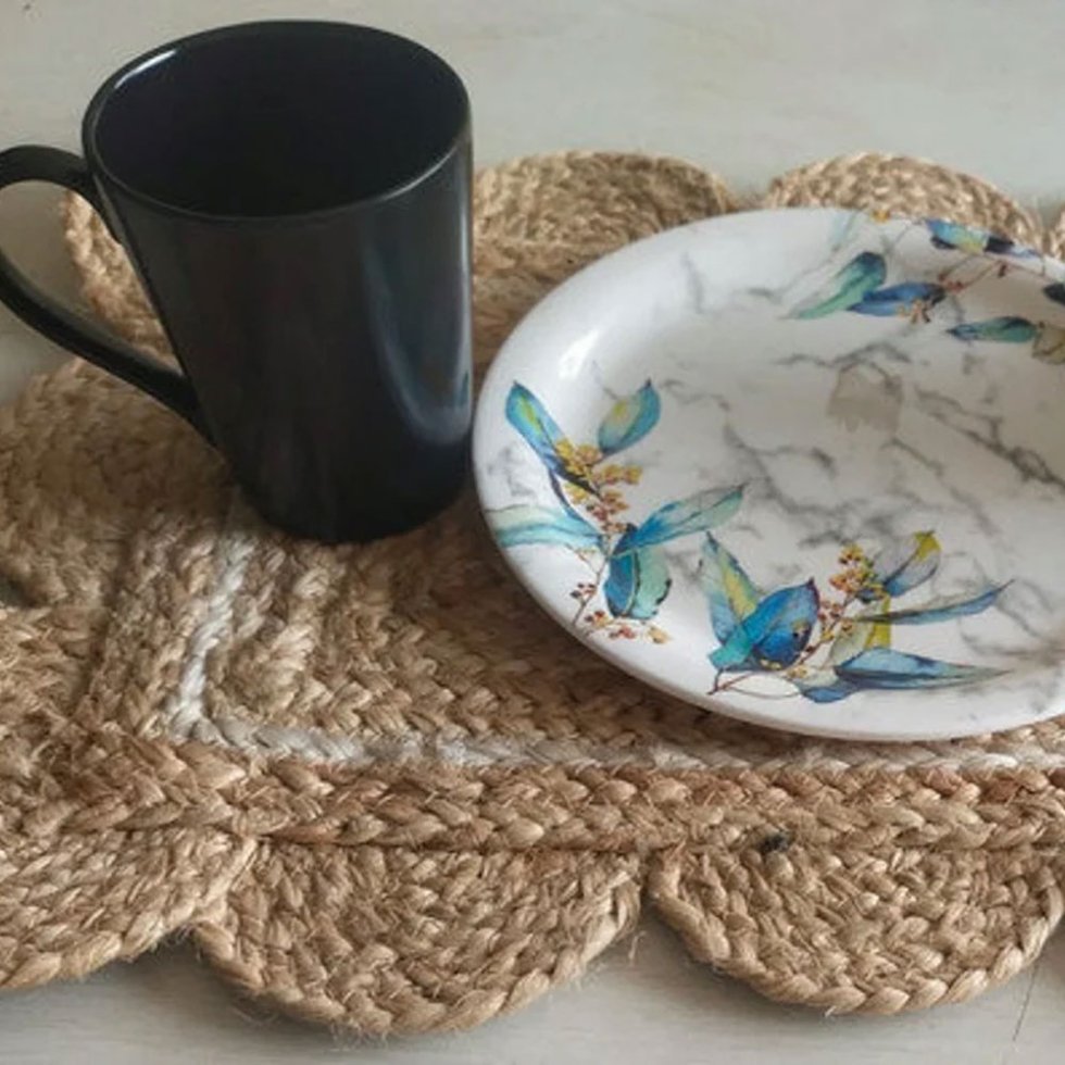 Scalloped jute placemats with white trim - Image 2
