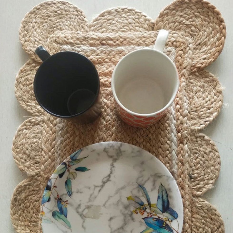 Scalloped jute placemats with white trim - Image 3