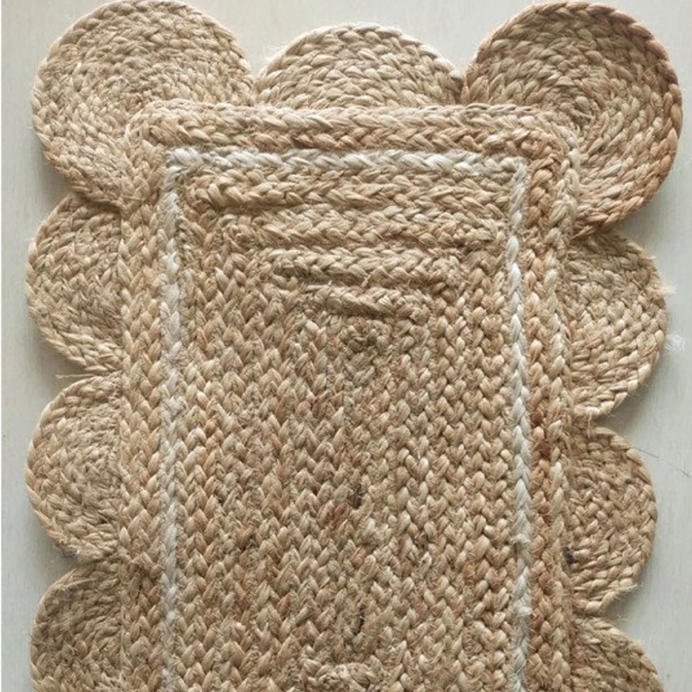 Scalloped jute placemats with white trim - Image 4