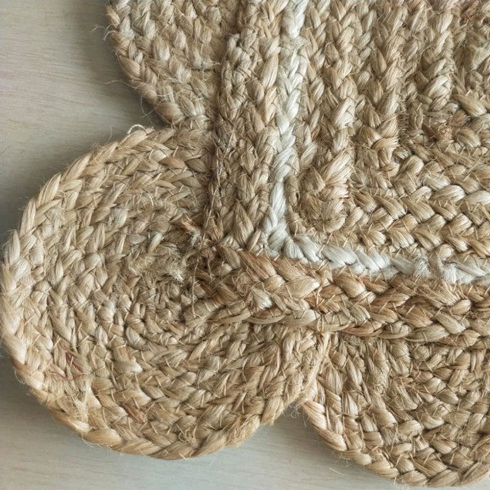 Scalloped jute placemats with white trim - Image 5