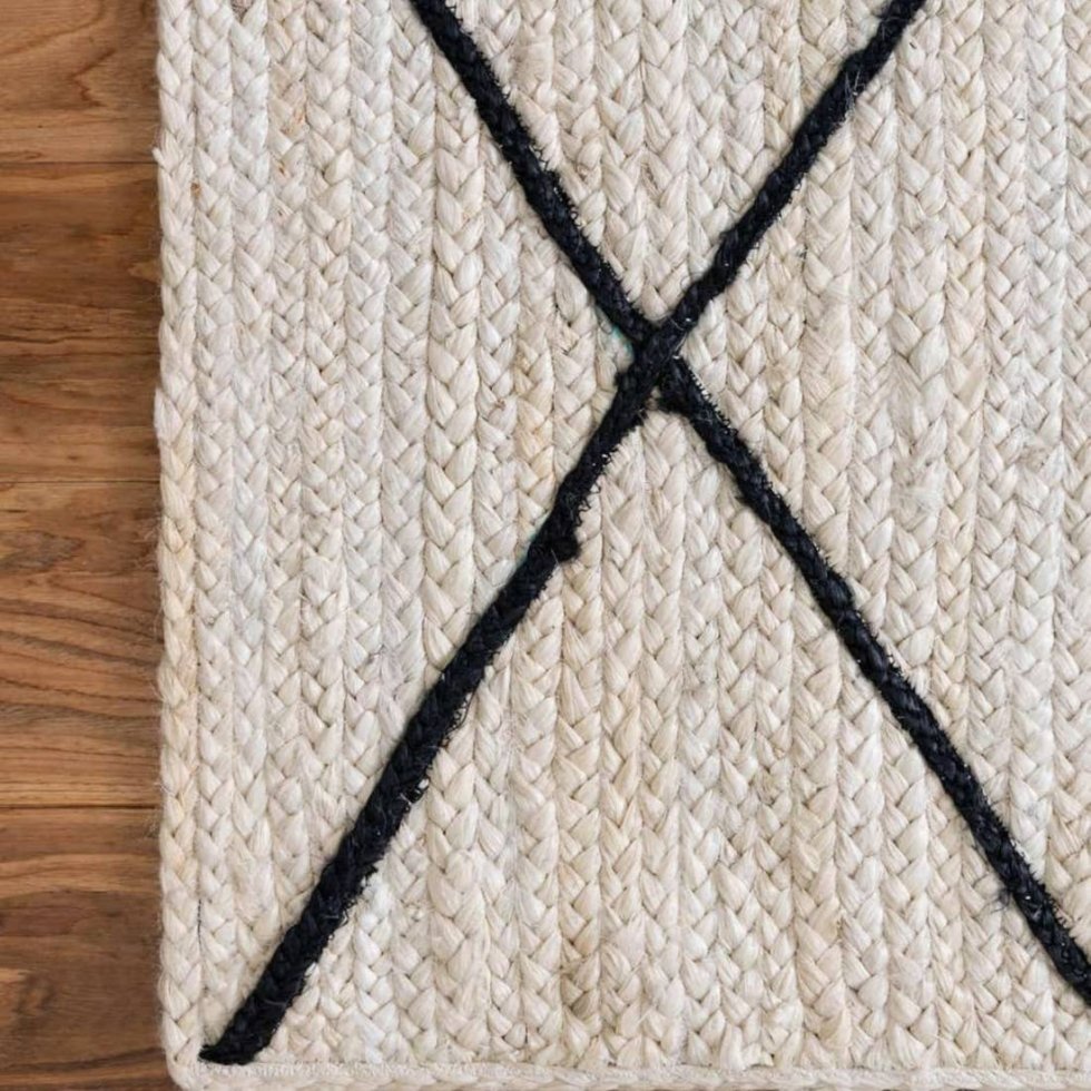 White jute rug with textured black diamond - Image 5